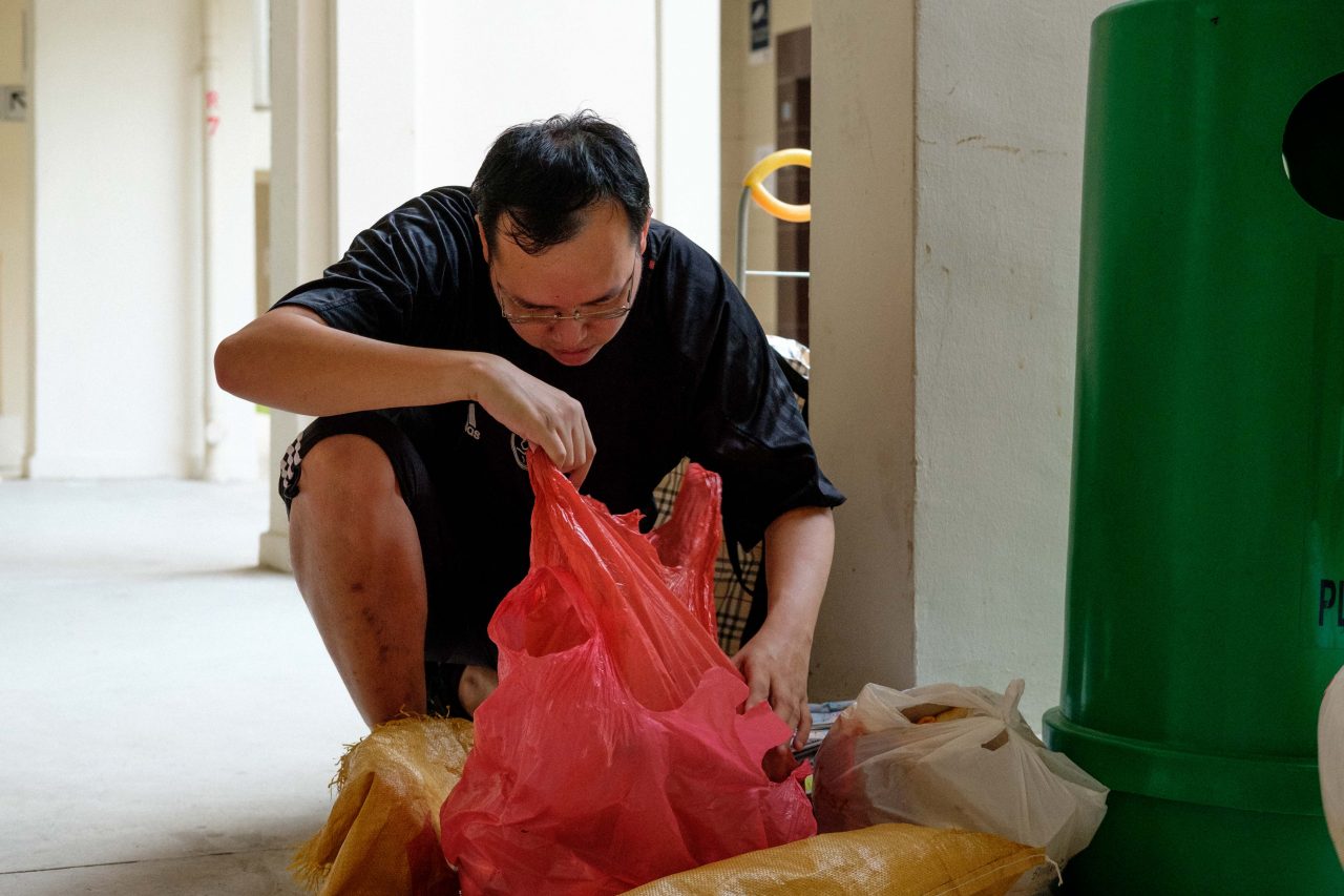 This Man Eats Leftover Pizzas From Trash Cans